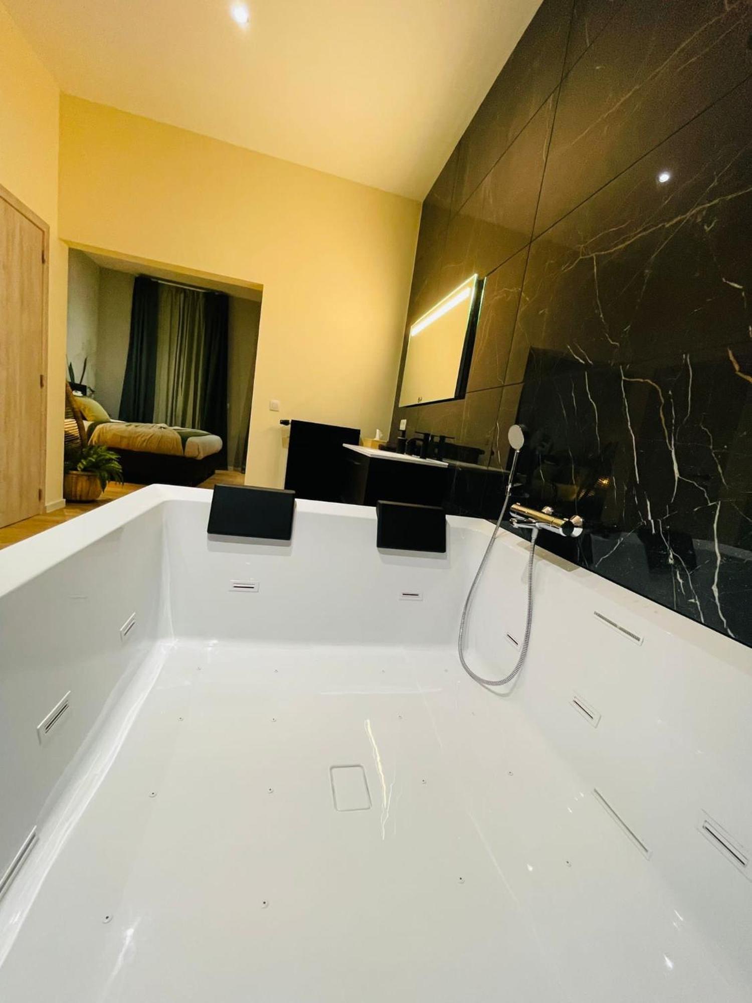 Appartement Exotique Avec Bain Balneo Liège Exterior foto